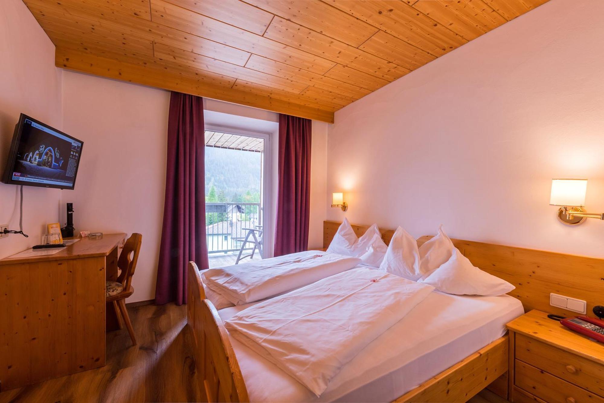 Hotel Dolomiten Добиако Екстериор снимка