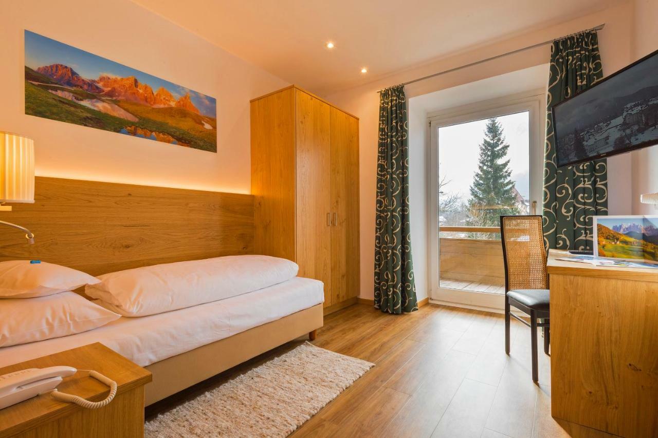 Hotel Dolomiten Добиако Стая снимка